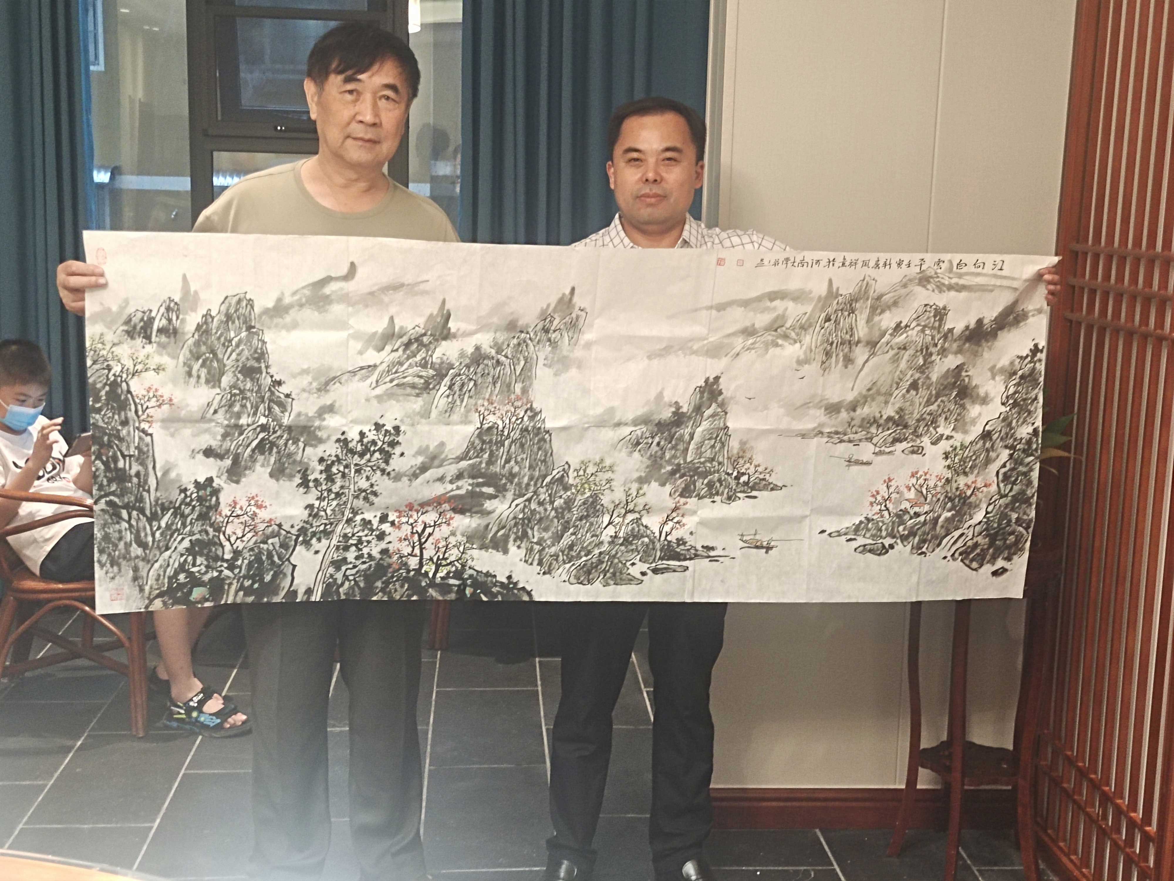 河南大學(xué)教授倪鳳祥向公司領(lǐng)導(dǎo)贈送珍貴作品，傳遞學(xué)術(shù)精神